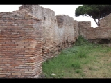 04947 ostia - regio i - insula xvii - caseggiato con fornace (i,xvii,1) - ostseite - 1. raum von norden - suedwand - 09-2023.jpg